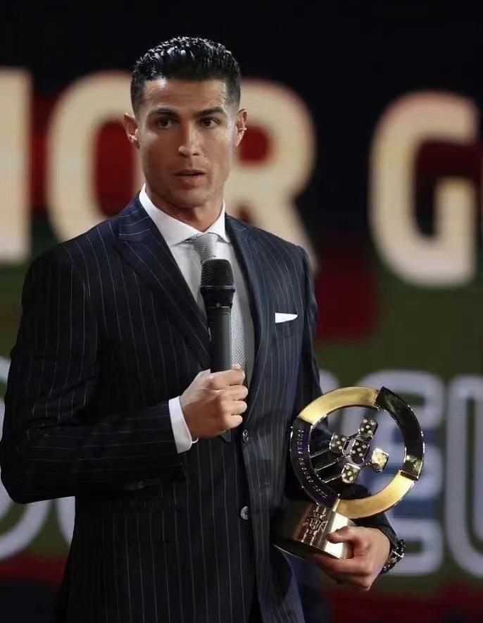 九游体育-C罗重返赛场，反败为胜首场状态出色，FPX观众沸腾！的简单介绍